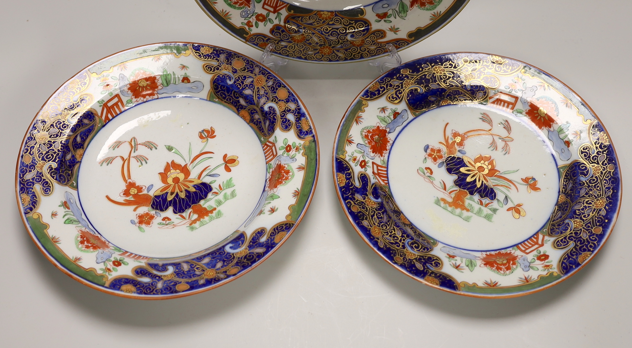 Three late 18th century Chamberlain Imari style soup bowls/plates, each 24cm in diameter
